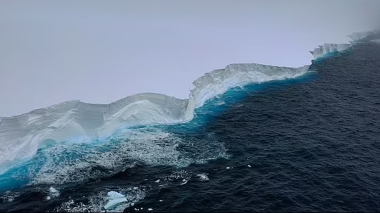Σε κάμερα καταγράφηκε να κινείται το μεγαλύτερο παγόβουνο του κόσμου