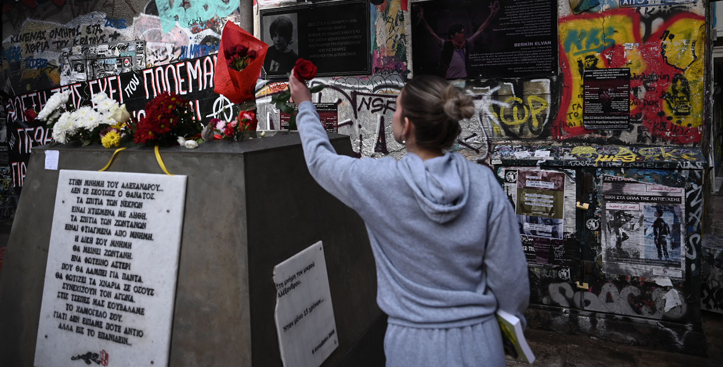 Λουλούδια και μηνύματα στο μνημείο του Αλέξανδρου Γρηγορόπουλου στα Εξάρχεια