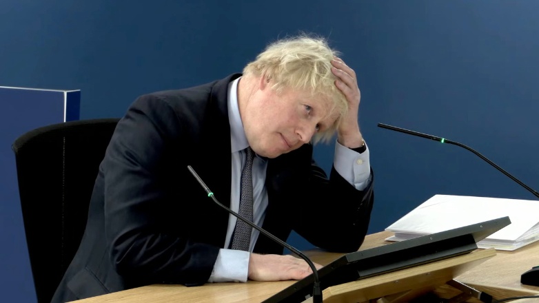Μπόρις Τζόνσον: «Ζητώ συγγνώμη για την οδύνη, τις απώλειες, τον πόνο»