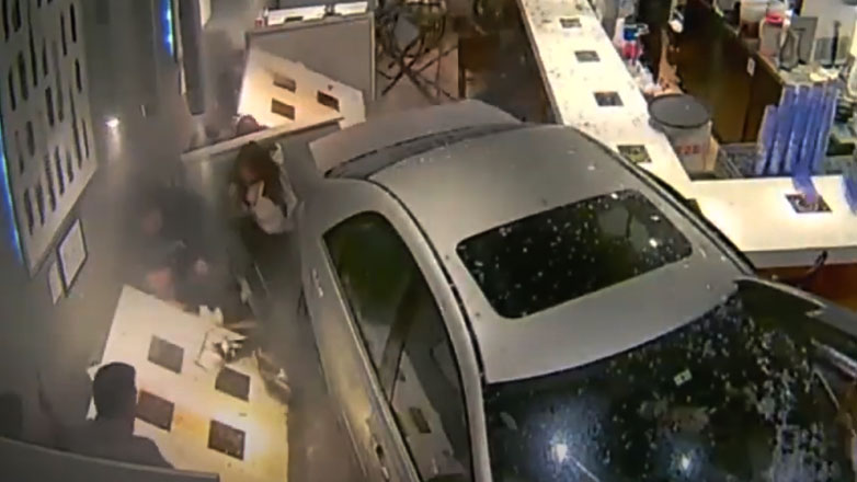 Αυτοκίνητο μπούκαρε με την όπισθεν μέσα σε εστιατόριο και παρέσυρε όσους έτρωγαν