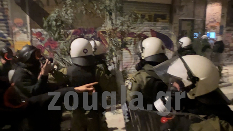 Βίντεο: ΜΑΤ επιτίθενται σε φωτορεπόρτερ και δημοσιογράφους στα Εξάρχεια