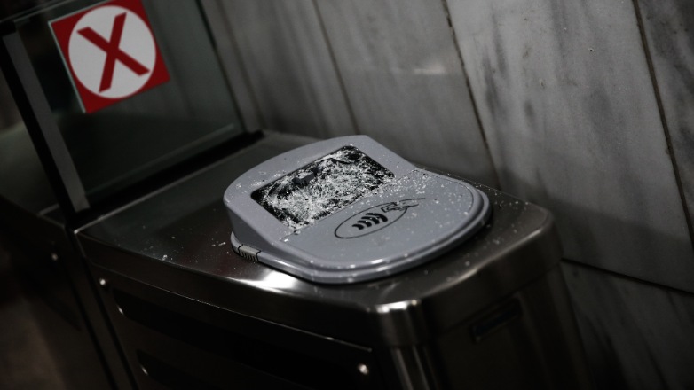 Ένταση στην Ομόνοια – Έσπασαν ακυρωτικά μηχανήματα στο μετρό