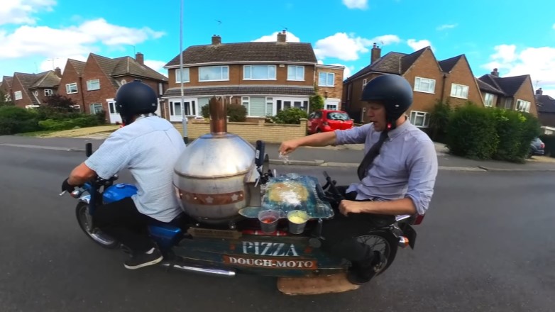 Pizza Dough Moto – Παρασκευή και διανομή πίτσας με μοτοσυκλέτα!