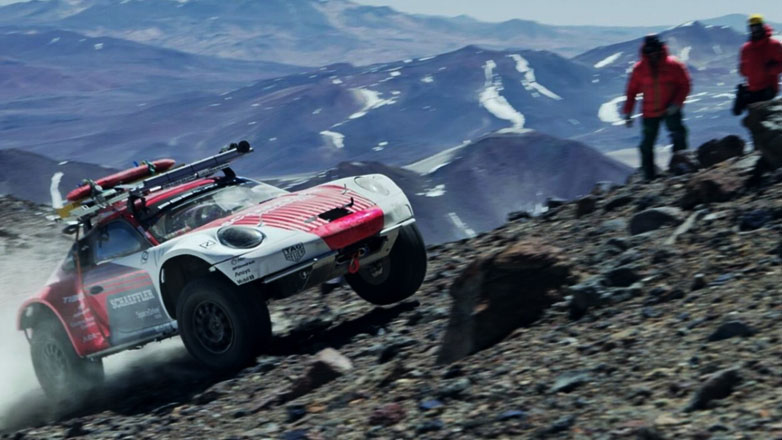 Η Porsche 911 ανέβηκε σε υψόμετρο 6.734μ. θέτοντας νέο ρεκόρ