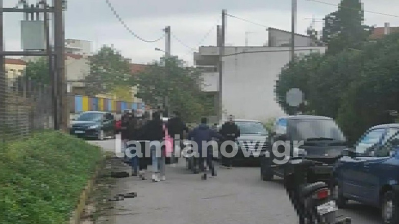 Άγρια συμπλοκή μαθητών έξω από σχολείο στη Λαμία