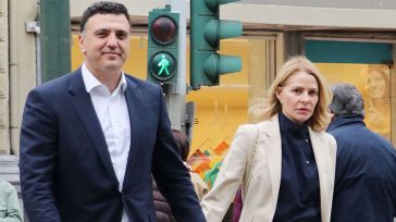 Τζένη Μπαλατσινού – Βασίλης Κικίλιας: Στο κέντρο της Αθήνας με τον 16χρονο γιο της, Μάξιμο