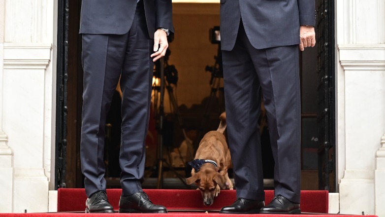 Με μαντήλι στον λαιμό υποδέχτηκε τον Ερντογάν στο Μαξίμου ο Πίνατ