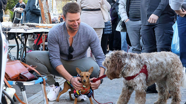 Στέφανος Κασσελάκης: Βόλτα με τη σκυλίτσα του ,Φάρλι ,στο Θησείο