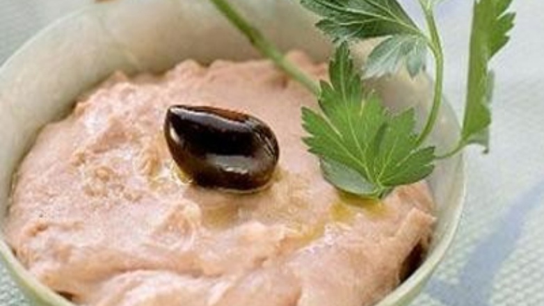 Ντολμαδάκια, ταραμοσαλάτα αλλά και χαλβάς το μενού στο γεύμα εργασίας