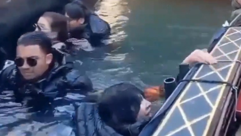 Απίστευτο περιστατικό στη Βενετία: Τουρίστες έπεσαν στο νερό επειδή αναποδογύρισε γόνδολα