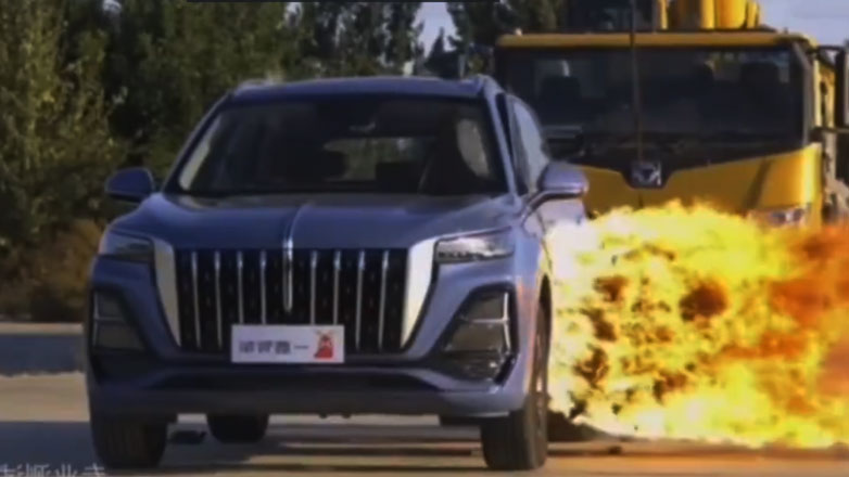 Σφαίρες εσύ; Φλεγόμενες μπάλες εμείς! Δείτε πως απάντησαν στο Cybertruck του Elon οι Κινέζοι