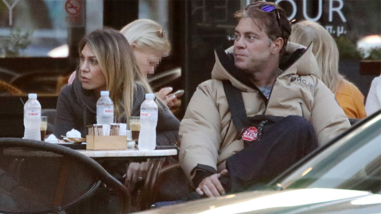 Χρήστος Χολίδης: Σπάνια δημόσια εμφάνιση στην Γλυφάδα με την σύντροφό του Κατερίνα Γκιουζέλη