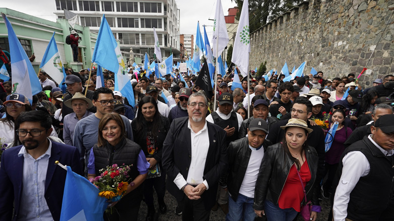 Γουατεμάλα: Ο εκλεγμένος πρόεδρος Μπερνάρντο Αρέβαλο επικεφαλής διαδήλωσης «κατά της διαφθοράς»