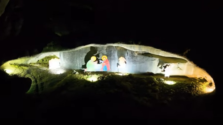 «Το μάτι του Θεού»: Η εντυπωσιακή φάτνη των Μετεώρων μέσα σε σπηλιά