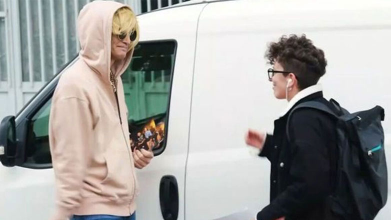 Ο Σάκης Ρουβάς μοιράζει φυλλάδια στους περαστικούς με ξανθιά περούκα – Τι συνέβη;