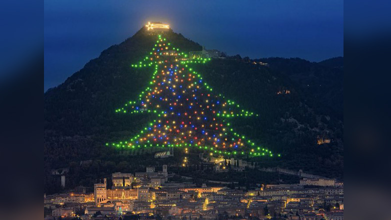 Ιταλία: Φωταγωγήθηκε το μεγαλύτερο χριστουγεννιάτικο δέντρο του κόσμου Ιταλία: Φωταγωγήθηκε το μεγαλύτερο χριστουγεννιάτικο δέντρο του κόσμου
