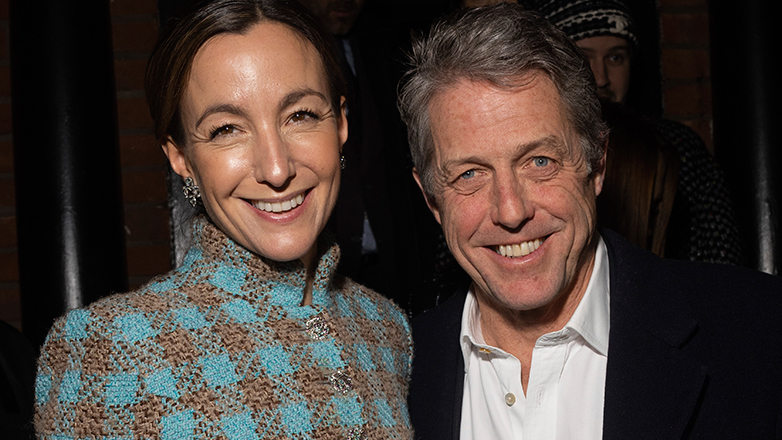 Ο Χιου Γκραντ δώρισε 20.000 λίρες σε Βρετανό υδραυλικό που προσφέρει δωρεάν υπηρεσίες σε φτωχά νοικοκυριά