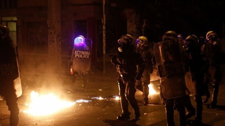 Θεσσαλονίκη: Κουκουλοφόροι επιτέθηκαν με μολότοφ σε διμοιρία των ΜΑΤ απέναντι από το ΑΠΘ