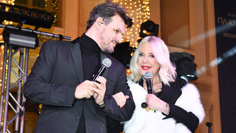 Ρούλα Κορομήλα: Άναψε το χριστουγεννιάτικο δέντρο στον Πειραιά μαζί με τον Πάνο Κιάμο