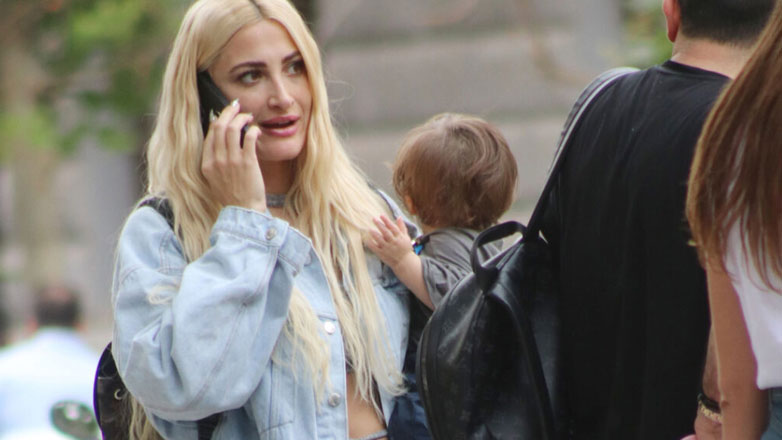 Ιωάννα Τούνη: Βόλτα στο κέντρο της Αθήνας με τον γιο της Πάρη