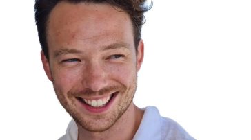 Ξεκίνησε στην Τεχεράνη η δίκη Σουηδού διπλωμάτη της ΕΕ, που κρατείται στο Ιράν από τον Απρίλιο του 2022