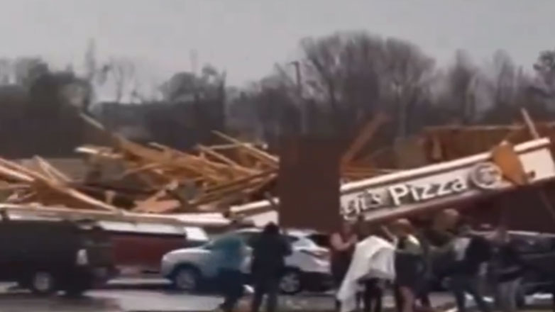 ΗΠΑ – Συγκλονιστικές εικόνες: Έξι νεκροί έπειτα από ανεμοστρόβιλους στο Τενεσί