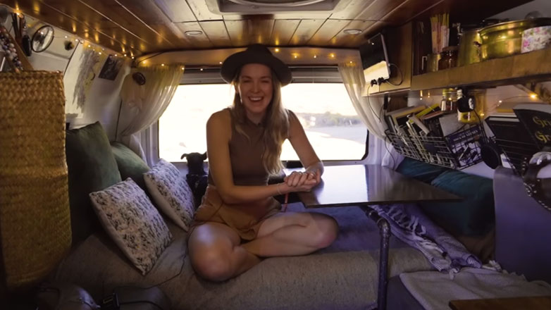 Με τα νοίκια απλησίαστα, όλο και περισσότεροι στρέφονται στα τροχόσπιτα – Δείτε αυτό το αυτοσχέδιο αριστούργημα