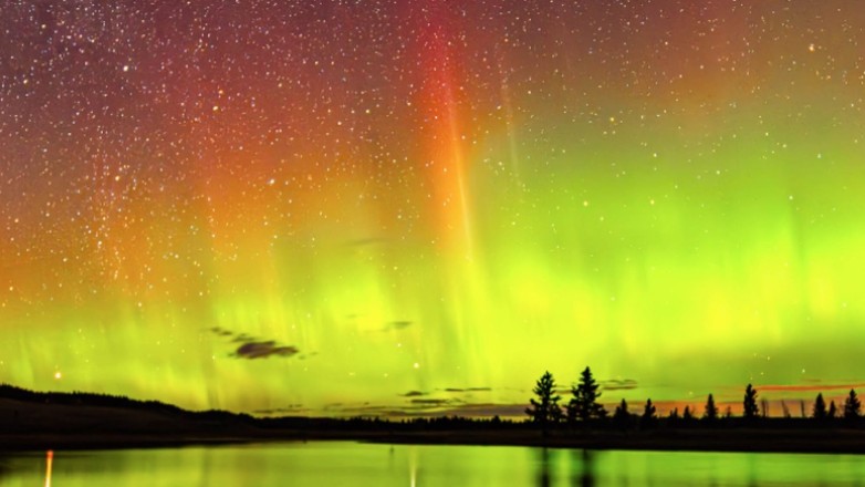 Πορτοκαλί σέλας «κάλυψε» τη Σκωτία