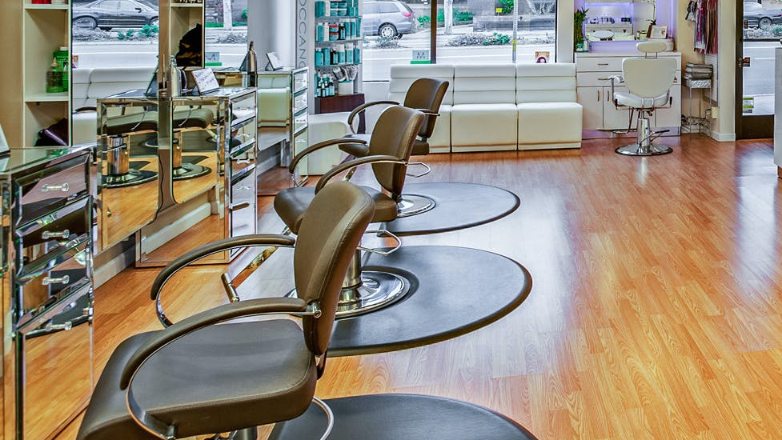 Κομμωτής στα Βριλήσσια είχε κάμερες στους τουαλέτες του μαγαζιού και στο δωμάτιο της κόρης του