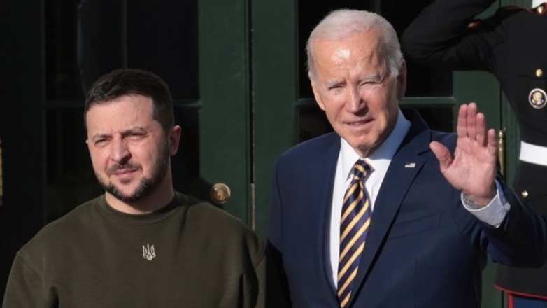 Μπάιντεν σε Ζελένσκι: «Μην τα παρατάτε, θα παραμείνουμε στο πλευρό σας»