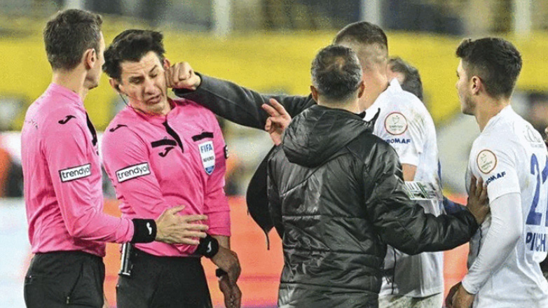 Τουρκία: «Λουκέτο» επ’ αόριστον στη Super Lig μετά την επίθεση προέδρου σε διαιτητή