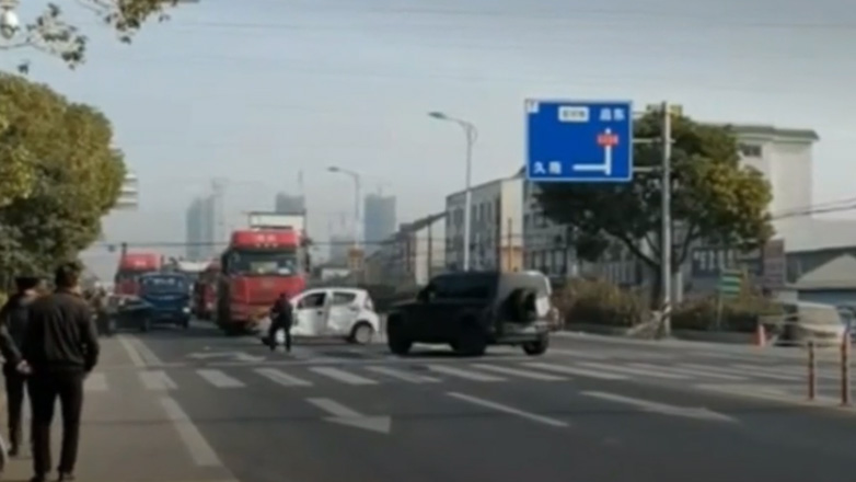 Οδηγός κυνηγά το αυτοκίνητό του