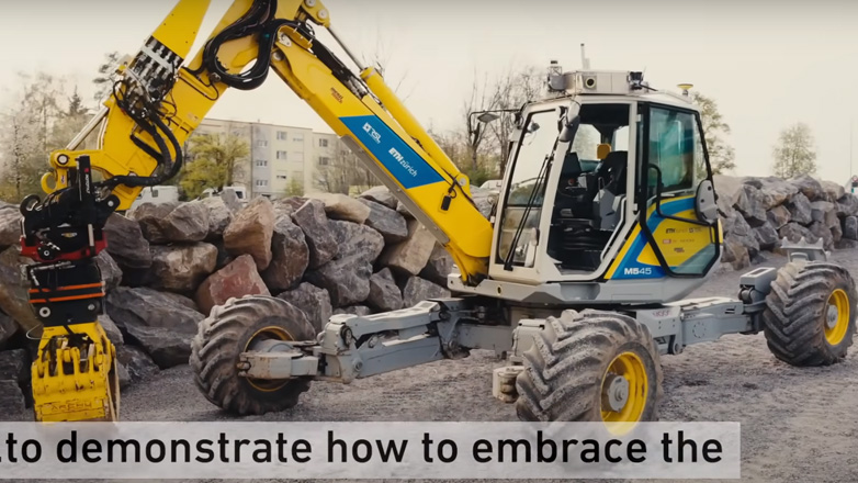 Αυτόνομος εκσκαφέας κατασκευάζει έναν πέτρινο τοίχο