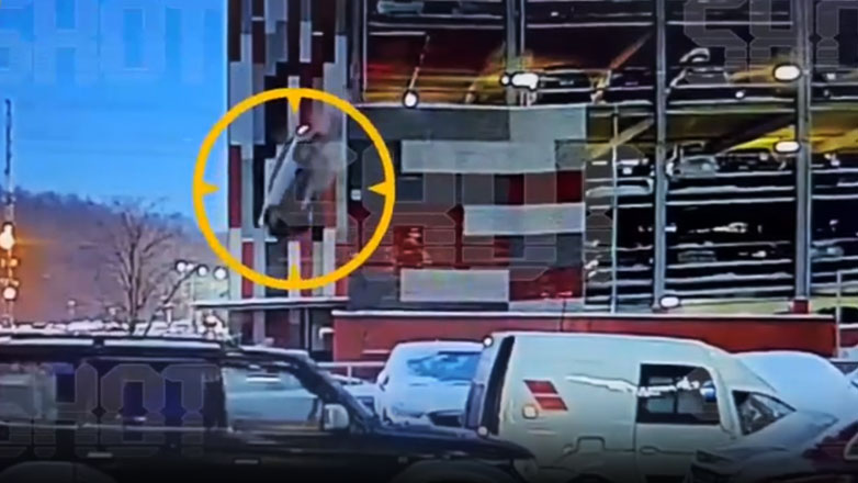 Ρώσος έπεσε με το αμάξι του από τον 3ο όροφο και απλά γρατζουνίστηκε