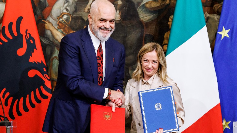 Το Συνταγματικό Δικαστήριο της Αλβανίας «πάγωσε» την έγκριση της συμφωνίας με την Ιταλία για το μεταναστευτικό