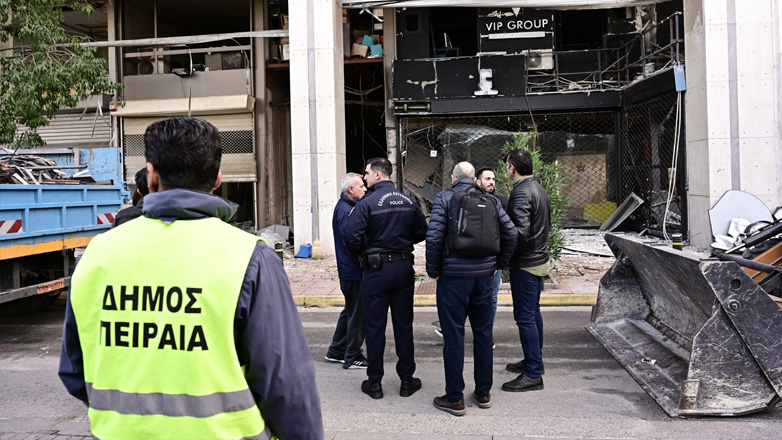 Άνοιξε κρατήρας από την ισχυρή έκρηξη στον Πειραιά