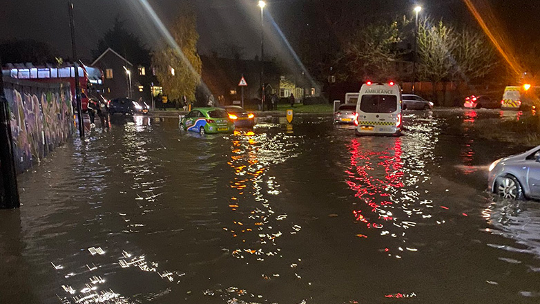 Χάος στους δρόμους του Λονδίνου – Εκατοντάδες οδηγοί εγκατέλειψαν τα αυτοκίνητά τους λόγω της σφοδρής κακοκαιρίας