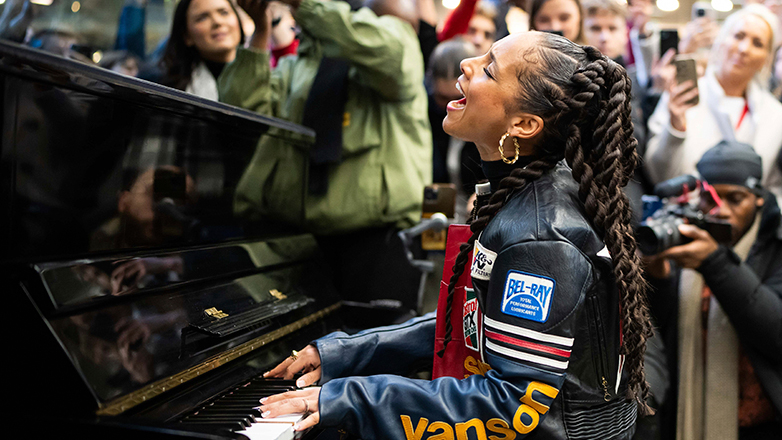 Αλίσια Κις: Εμφάνιση- έκπληξη σε σιδηροδρομικό σταθμό του Λονδίνου