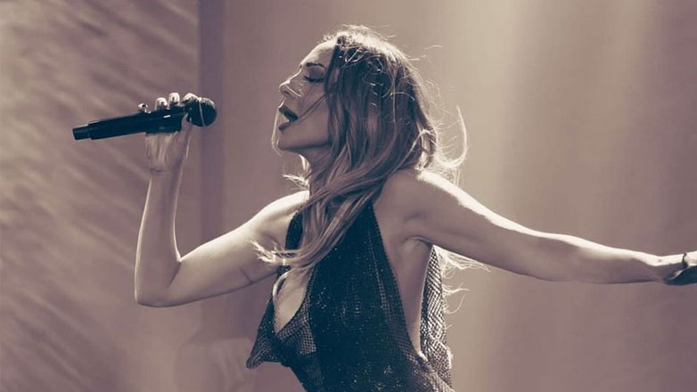 Δέσποινα Βανδή: Συγκινήθηκε πάνω στη σκηνή και σταμάτησε να τραγουδάει – Βίντεο