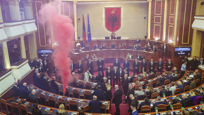 Αλβανία: Βουλευτές της αντιπολίτευσης άναψαν καπνογόνα μέσα στο κοινοβούλιο