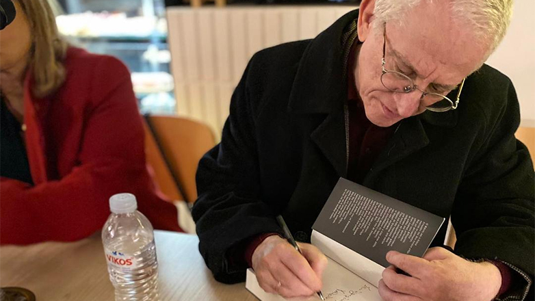 «Μόνο οι εραστές αντέχουν το Παρίσι»: Η επιτυχημένη παρουσίαση του νέου βιβλίου του Γιάννη Μπότση