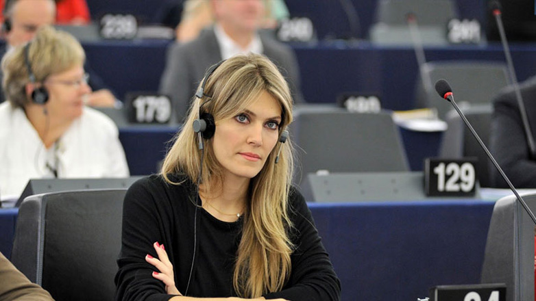 Η Εύα Καϊλή «απαντά» για το σπίτι στις Βρυξέλλες, τη βαλίτσα με τα χρήματα και το Qatargate