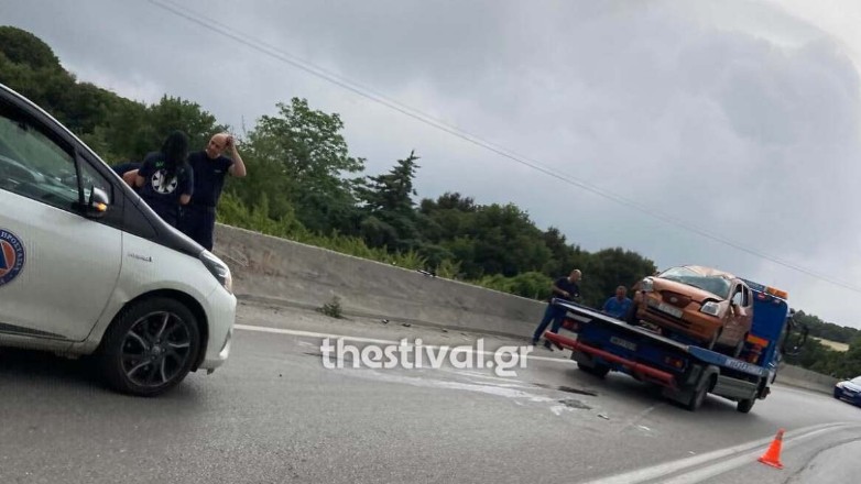 Δύο τροχαία με πέντε εμπλεκόμενα ΙΧ στο Δερβένι στην Θεσσαλονίκη