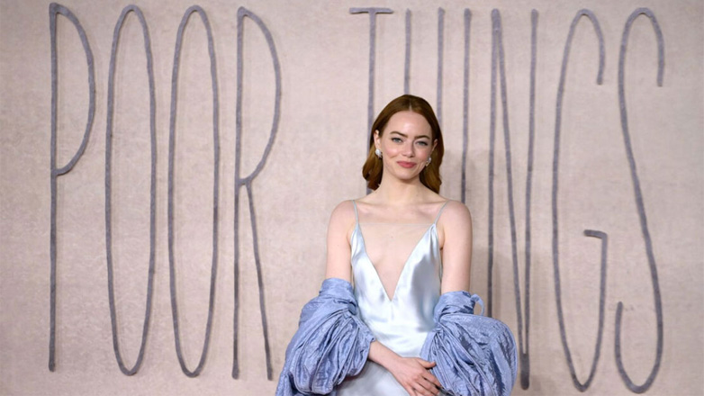 Emma Stone: Λαμπερή εμφάνιση με slip φόρεμα στην πρεμιέρα του Poor Things στο Λονδίνο