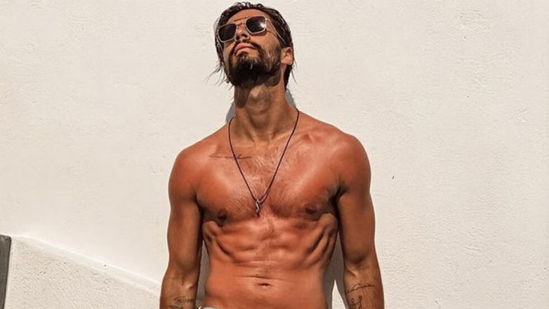 Γιώργος Καράβας: Κάνει μπάνιο γυμνός και «ανεβάζει» τη θερμοκρασία