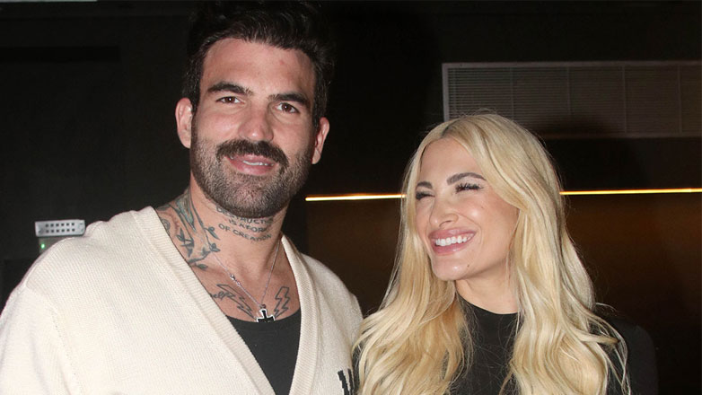 Ιωάννα Τούνη – Δημήτρης Αλέξανδρου: Αγκαλιά στην επίσημη πρεμιέρα της παράστασης «Καθαρίστρια»