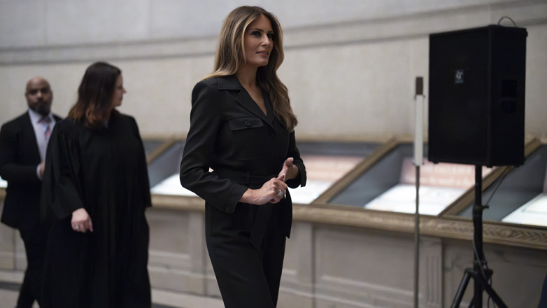 Σπάνια δημόσια εμφάνιση της Μελάνια Τραμπ σε τελετή πολιτογράφησης