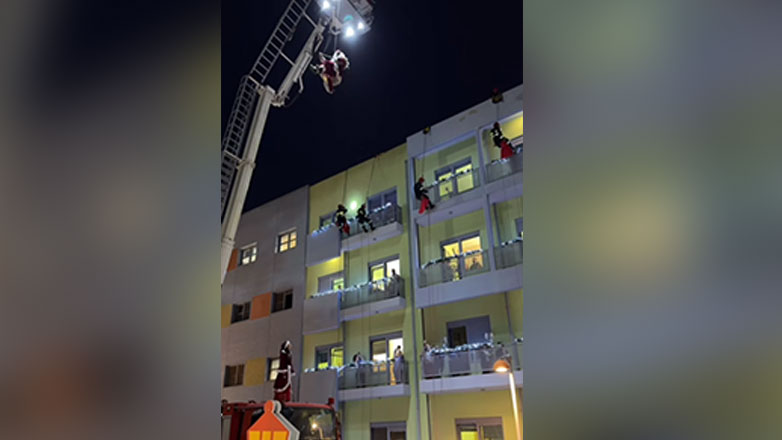 Ιπτάμενοι πυροσβέστες ντύθηκαν Άγιοι Βασίληδες και μοίρασαν δώρα και χαμόγελα στα παιδιά του συλλόγου «Ελπίδα»