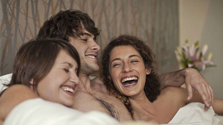 1 στους 3 άνδρες είναι ανοιχτός στο να έχει περισσότερες από μία συντρόφους. Οι γυναίκες, όχι τόσο πολύ.