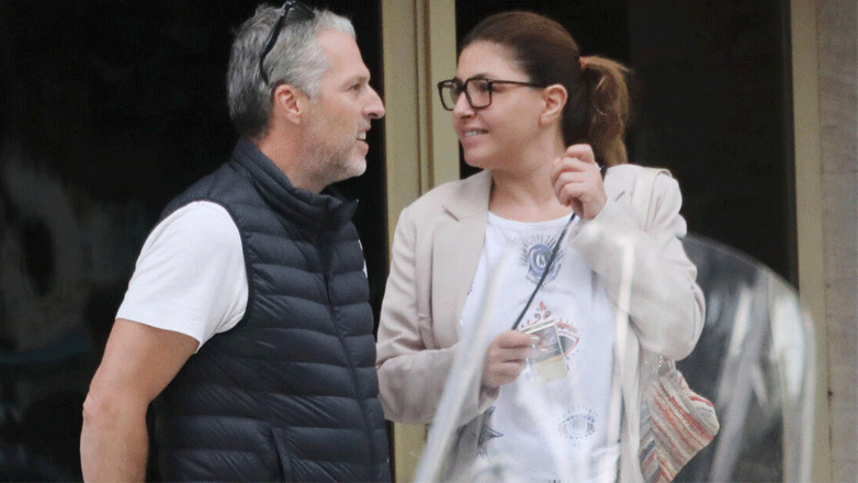 Έλενα Παπαρίζου: Σπάνια εμφάνιση με τον σύζυγό της Ανδρέα Καψάλη στην Γλυφάδα